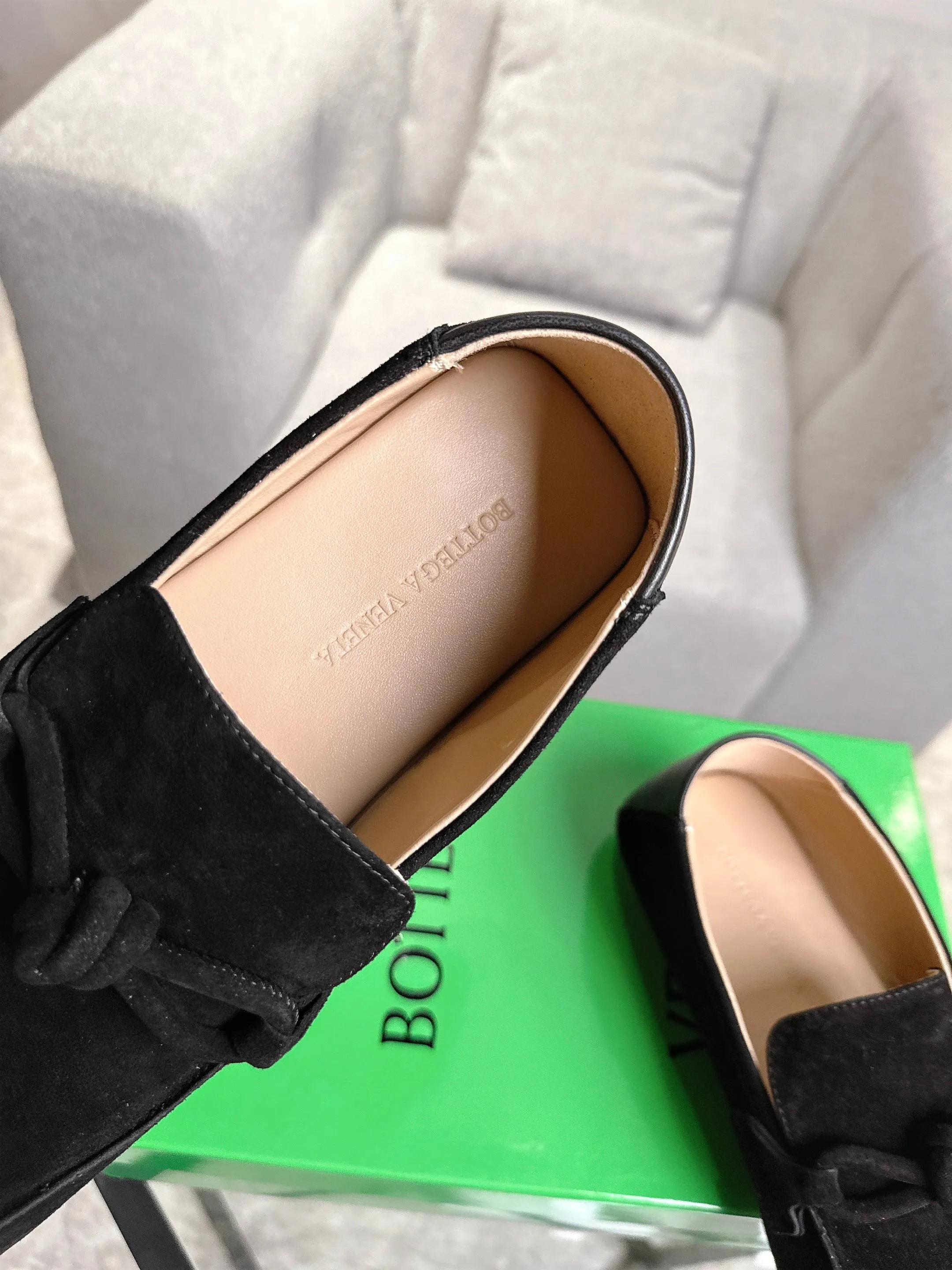 [BV] Top P: 800💰 Size: Women 35-39 (Customized for women 40) Men 39-44 (38.45 non-refundable) Bottega Veneta 2025 Autumn Counter Synchronized Couple Style Bottega Veneta Square Toe Flats Original 1:1 material selection, genuine leather outsole! A one-to-one replica of the original! quality assurance!